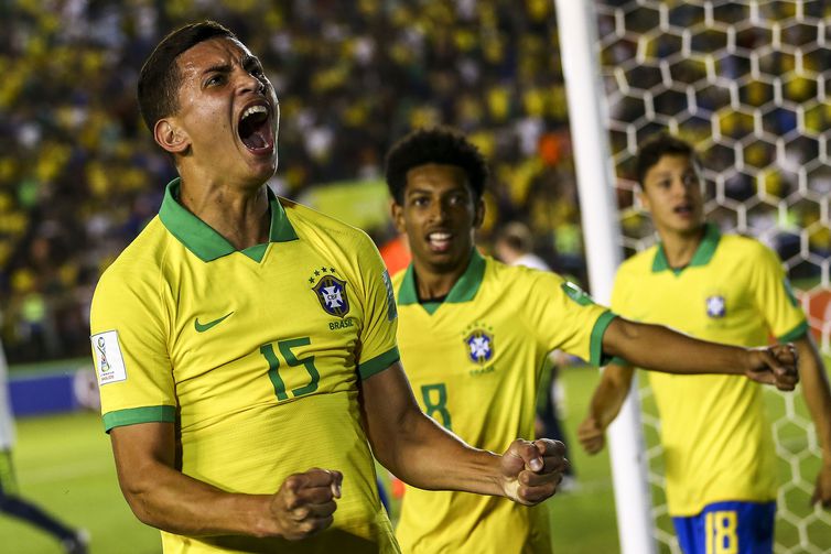 De virada, Brasil derrota França e vai à final do Mundial Sub-17