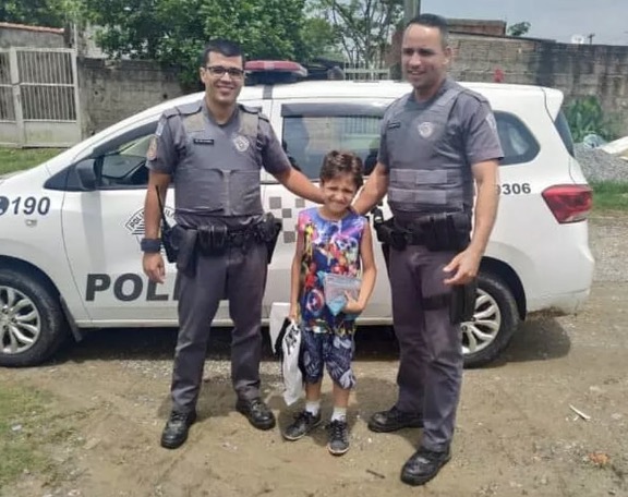 Em carta ao Papai Noel, menino pede comida e chinelo e viraliza na web