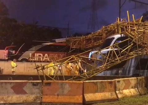 Passarela desaba sobre ônibus e deixa duas feridas em São Paulo