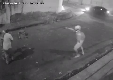 Suspeito de atirar em vítima durante assalto chora ao ser preso em Manaus