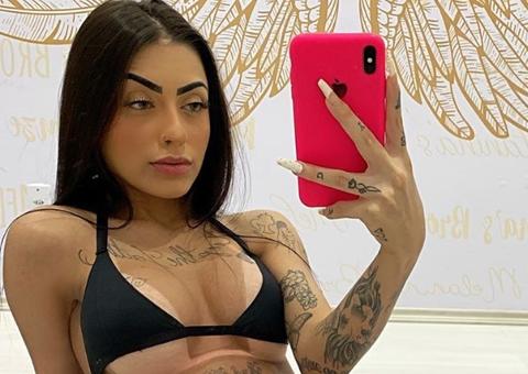 Repaginada, MC Mirella sensualiza de lingerie transparente em frente ao espelho