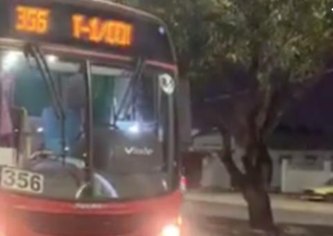 Trio armado com facas toca terror e assalta passageiros da linha 356 em Manaus