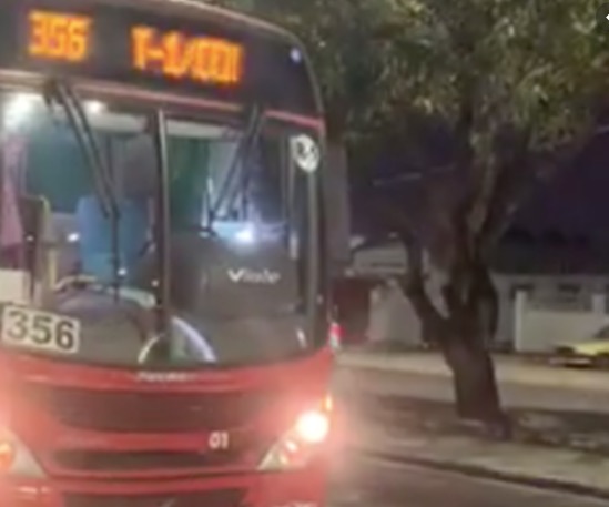 Trio armado com facas toca terror e assalta passageiros da linha 356 em Manaus