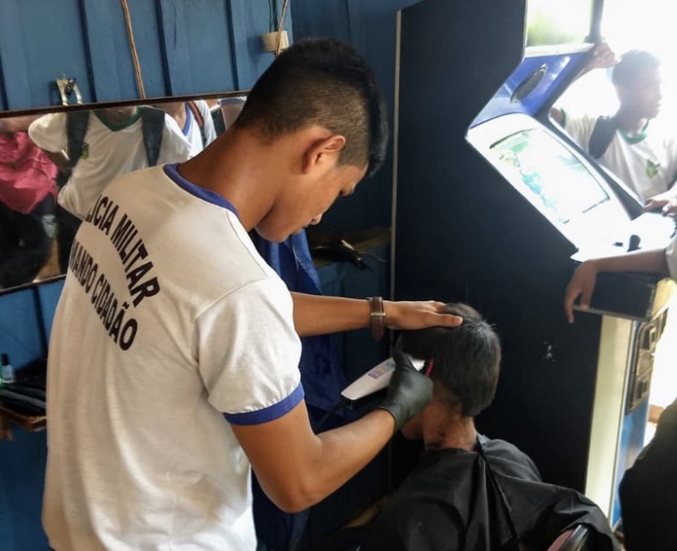 Mais de 20 adolescentes são formados em curso de barbearia no Amazonas 