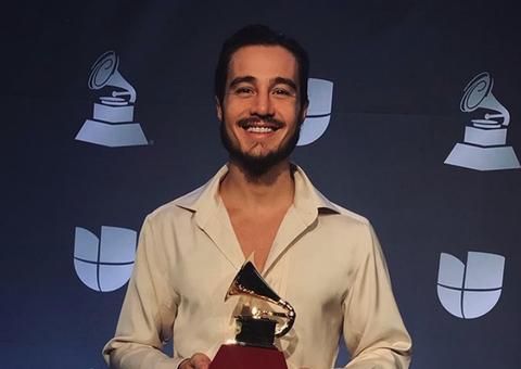 Tiago Iorc surpreende ao surgir com nova namorada no Grammy Latino