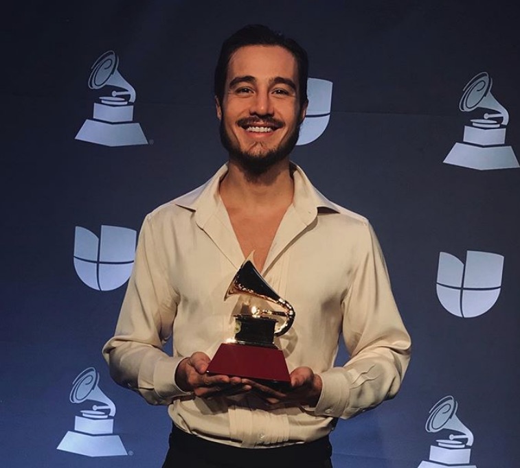 Tiago Iorc surpreende ao surgir com nova namorada no Grammy Latino