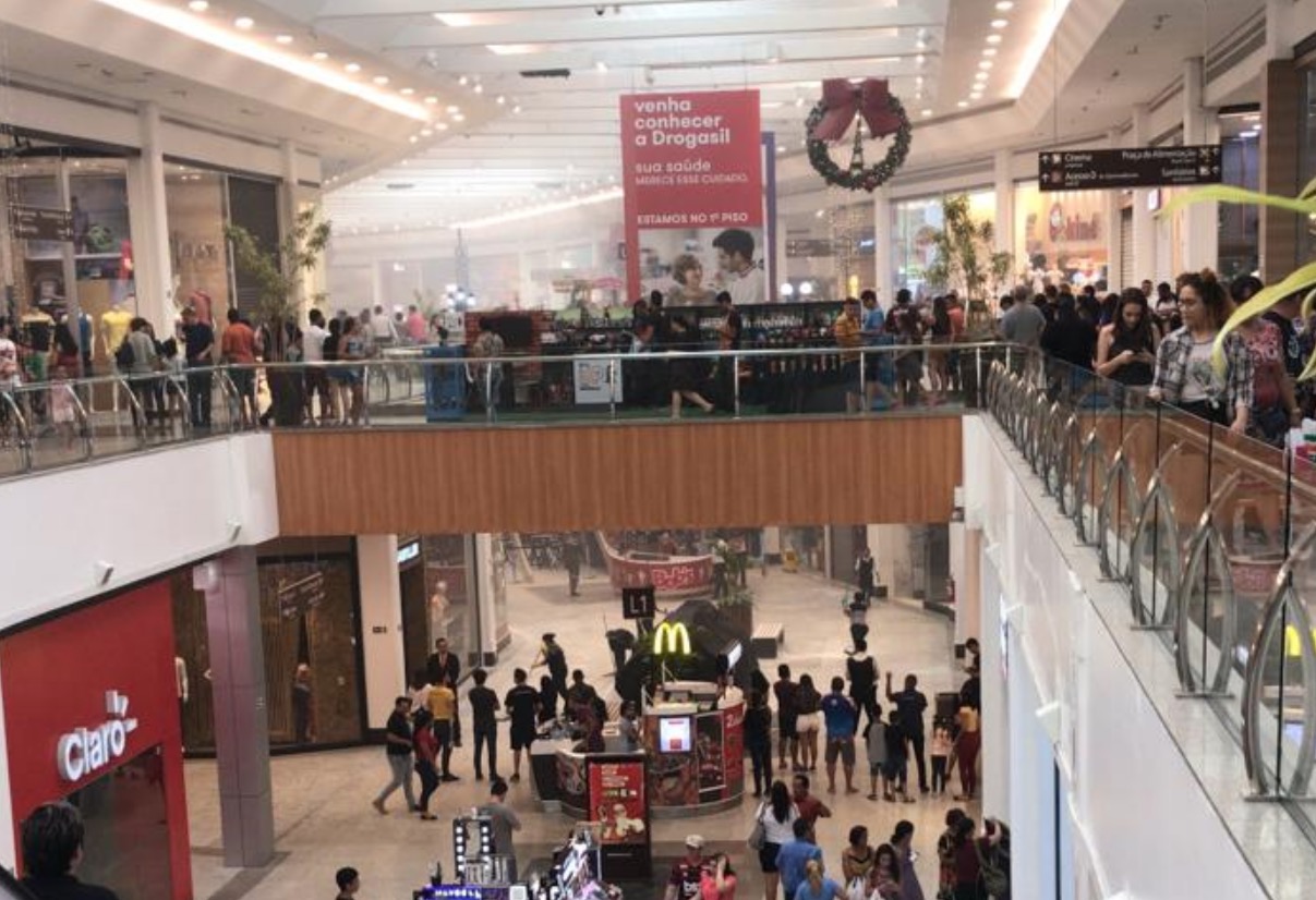 Incêndio atinge shopping de Manaus após curto circuito durante feriado 