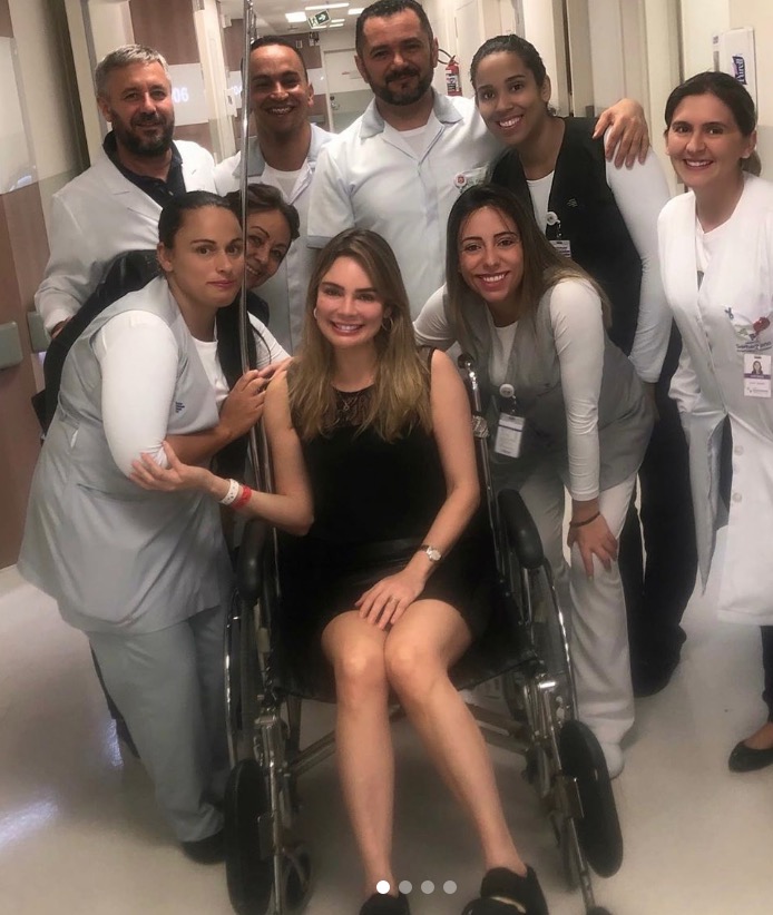 Afastada do SBT, Rachel Sheherazade surge em cadeira de rodas após cirurgia 