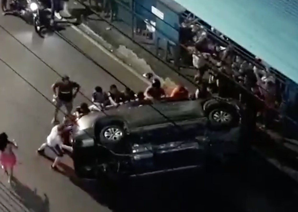 Motorista perde o controle e capota em avenida de Manaus 