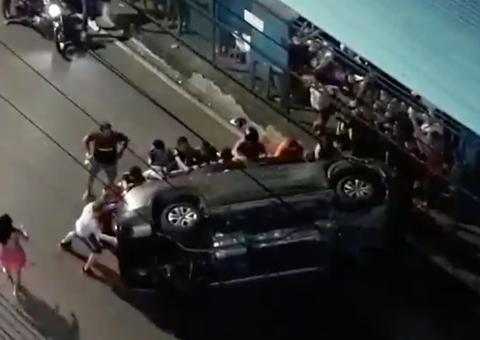 Motorista perde o controle e capota em avenida de Manaus 