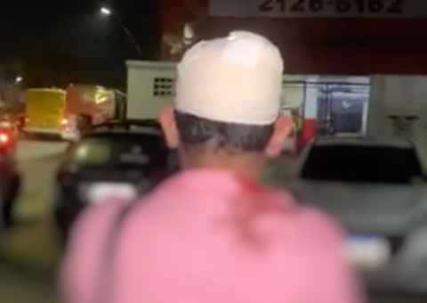 Assaltantes agridem motorista com coronhada durante assalto em Manaus 