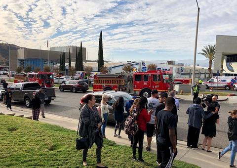 Jovem que atirou em colegas em escola na Califórnia morre em hospital