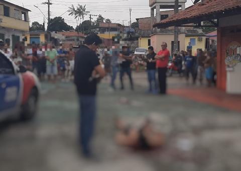 Homem é assassinado com 6 tiros no rosto em plena luz do dia em praça de Manaus