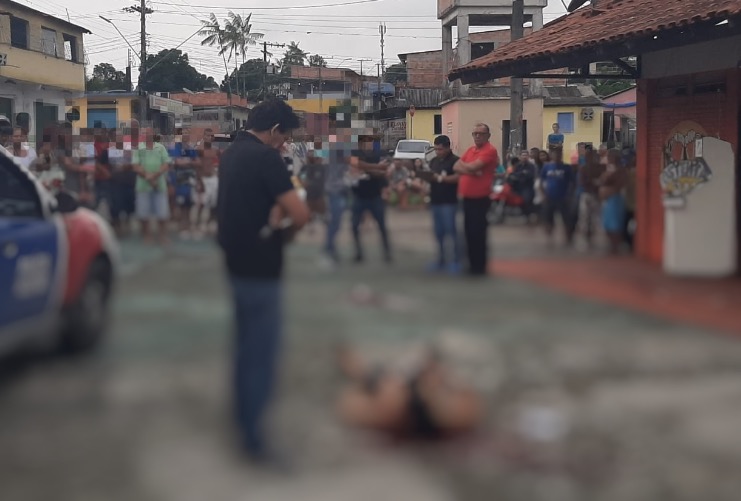 Homem é assassinado com 6 tiros no rosto em plena luz do dia em praça de Manaus