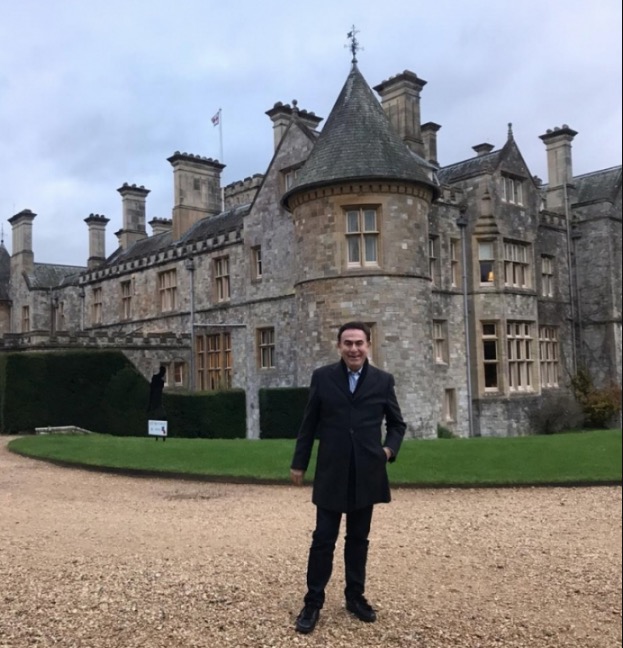 Amaury Jr passa mal na casa de dono da RedeTV! e é internado às pressas em UTI