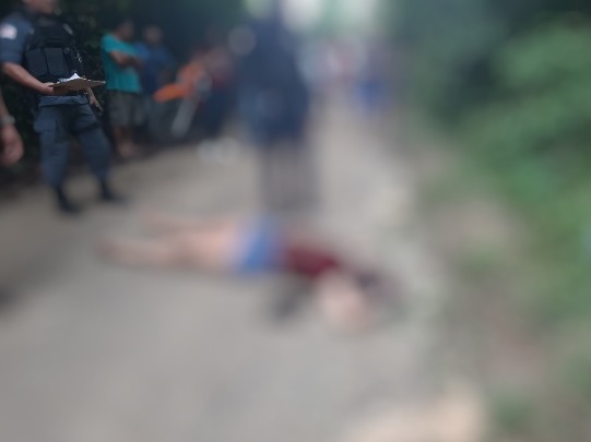 Amarrada e executada a tiros de pistola, mulher é abandonada no meio de ramal em Manaus