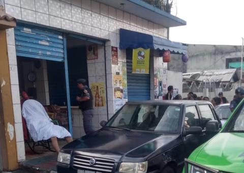 Homem é executado com vários tiros na frente de mercadinho em Manaus