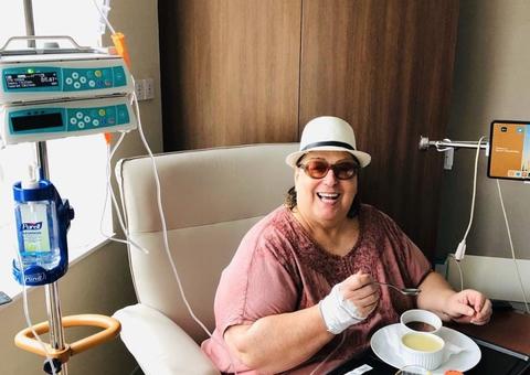 Mamma Bruschetta aparece em hospital após cirurgia de câncer 