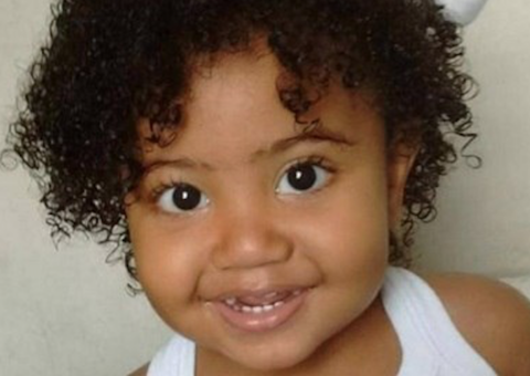 Menina de dois anos cai de 4º andar de prédio e é internada em estado grave 