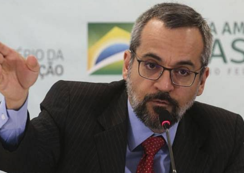 Ministro da Educação chama seguidores de ''égua sarnenta e desdentada’’ e 'feio'