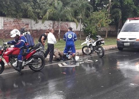 Em Manaus, casal fica ferido após acidente com motocicleta na Ponta Negra