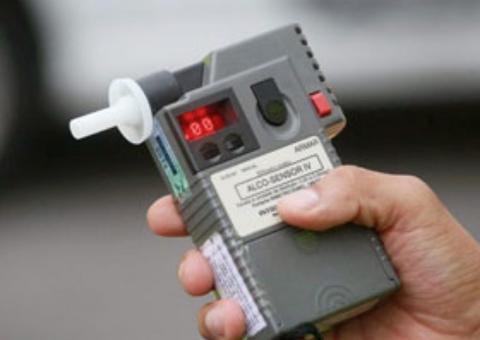 Recusa de fazer bafômetro, por si só, configura infração de trânsito