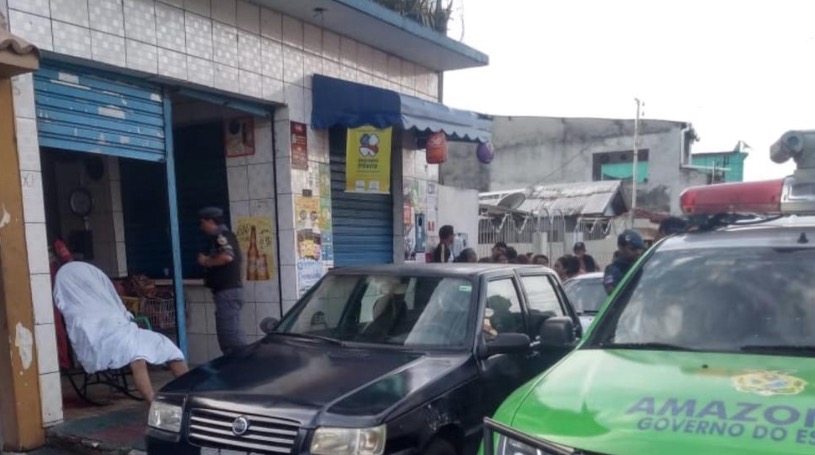 Assassinos de homem em mercadinho de Manaus estavam com motorista de app sequestrado no carro