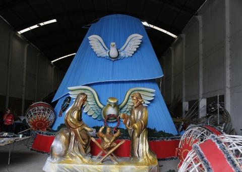 ‘Natal do Abraço’ tem início com entrega da árvore na praça da Matriz em Manaus