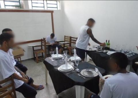 Detentos participam de curso de garçom em presídio no Amazonas