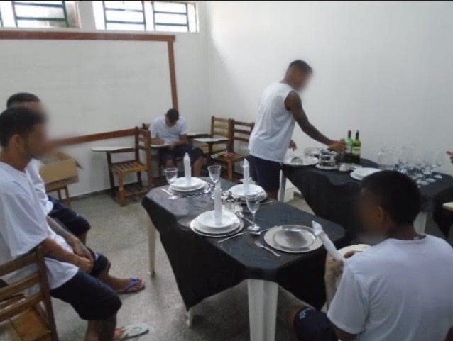 Detentos participam de curso de garçom em presídio no Amazonas