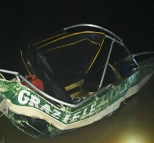 Jogador de futebol desaparece em rio após colisão entre lancha e balsa no Amazonas