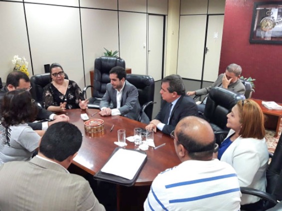 Terceirizados da saúde entram em acordo com governo e suspendem greve em Manaus 