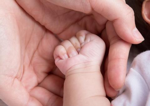 Baleada na cabeça, sobrevivente de chacina dá luz à menina em Manaus