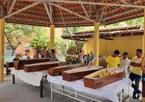 Familiares e amigos dão o último adeus a vítimas da chacina em Manaus 
