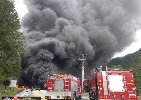 Caminhão-tanque tomba e explode em rodovia repleta de carros; assista