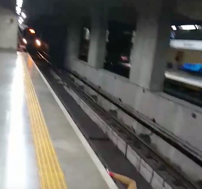 Vídeo: Homem cai nos trilhos de metrô de São Paulo e algo inacreditável acontece