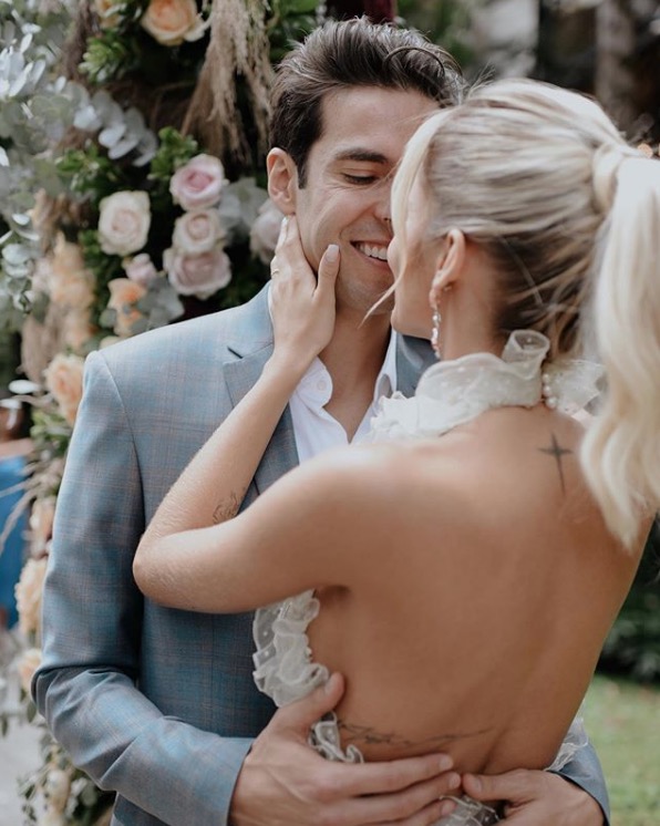 Kaká e Carol Dias reúnem família em almoço pré-casamento 