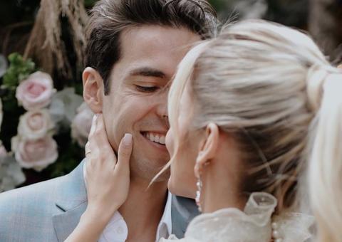 Kaká e Carol Dias reúnem família em almoço pré-casamento 