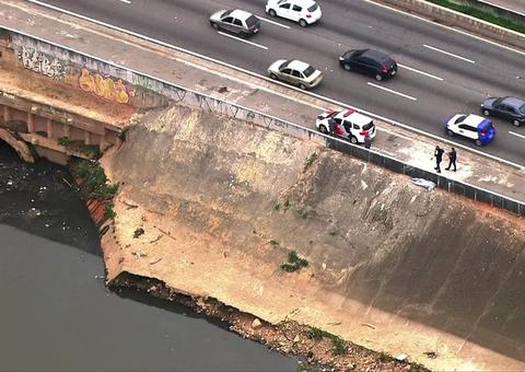 No meio da madrugada, corpo é achado boiando no Rio Tietê 
