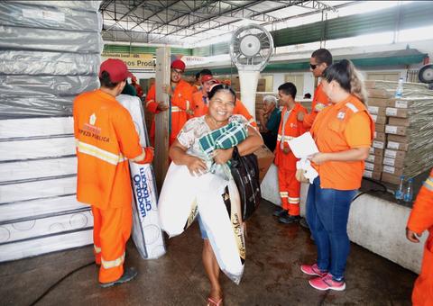 Mais 55 famílias vítimas de incêndio no Educandos recebem doações da prefeitura em Manaus