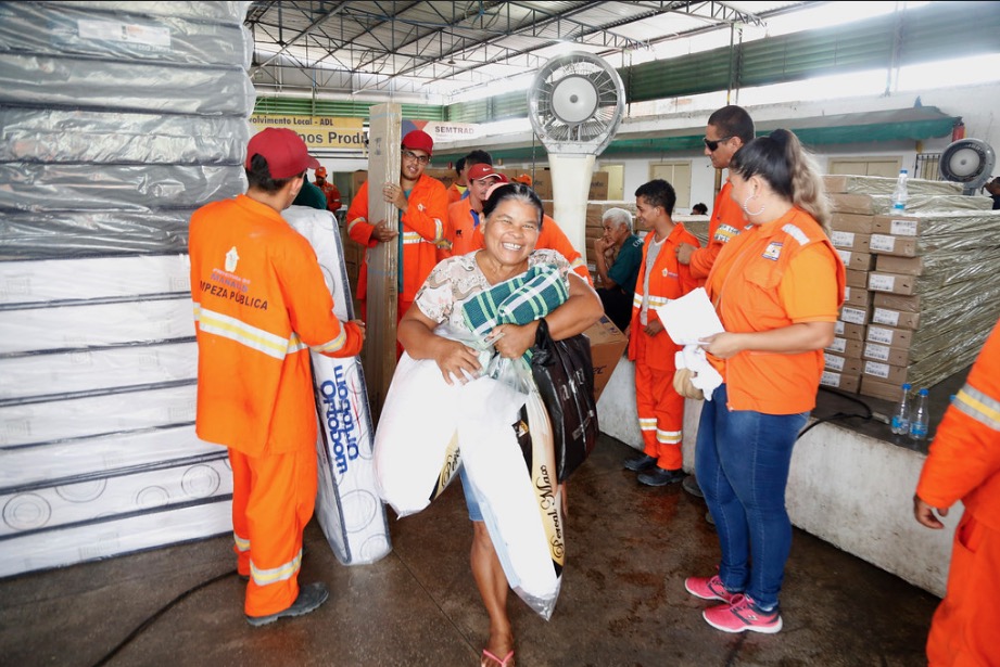 Mais 55 famílias vítimas de incêndio no Educandos recebem doações da prefeitura em Manaus