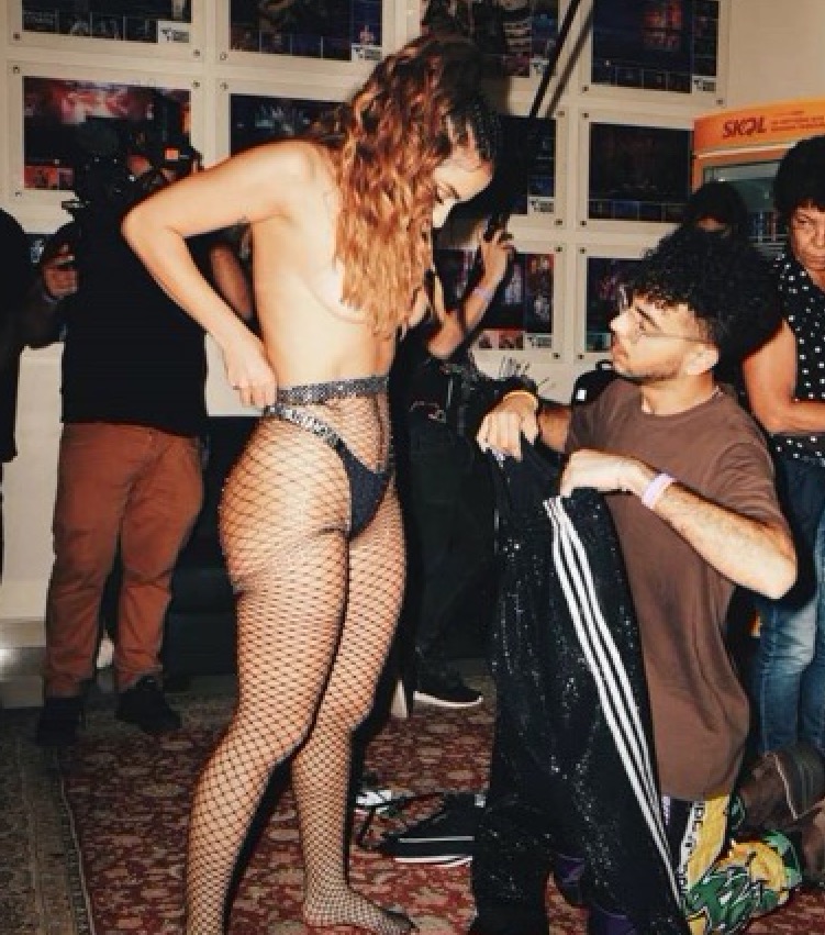 Anitta posa nua nos bastidores da festa Combatchy 