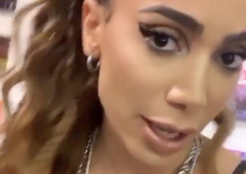 Anitta posa nua nos bastidores da festa Combatchy 