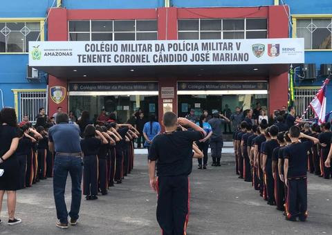 Descontrolada, professora do CMPM V rasga atividade de criança publicamente em Manaus