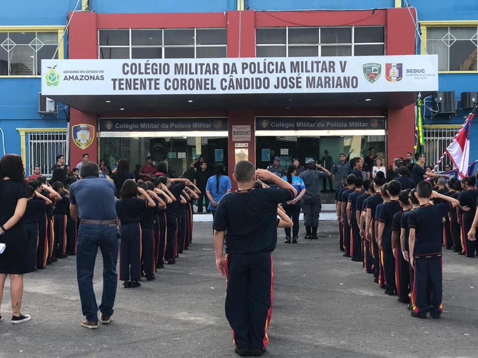 Descontrolada, professora do CMPM V rasga atividade de criança publicamente em Manaus