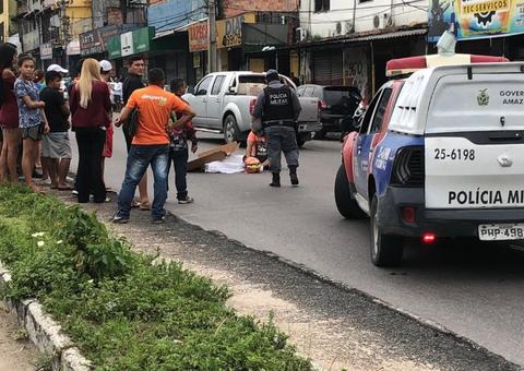 Mulher é esmagada por ônibus ao cair de motocicleta junto com o filho em Manaus