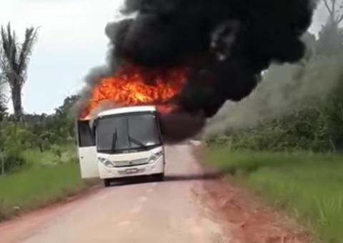 Vídeo: Ônibus escolar pega fogo no Amazonas 