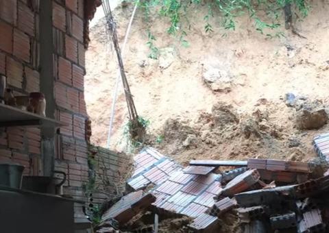 Após chuva torrencial, casa desmorona sobre criança que dormia em Manaus