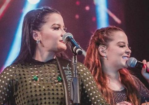 Maraisa exibe barriga definida durante show e impressiona