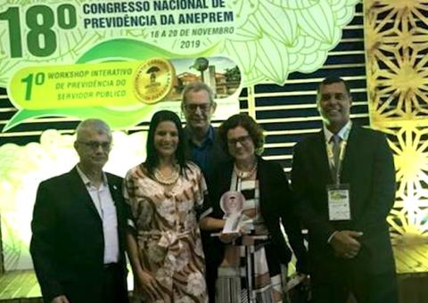 Prefeito de Manaus é homenageado em congresso de previdência